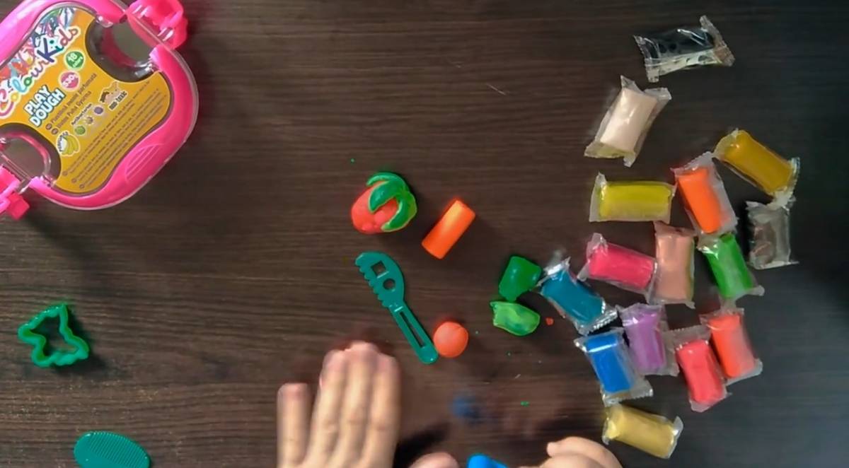 Colour Kids Play-Dough - crează colorat cu setul de plastilină
