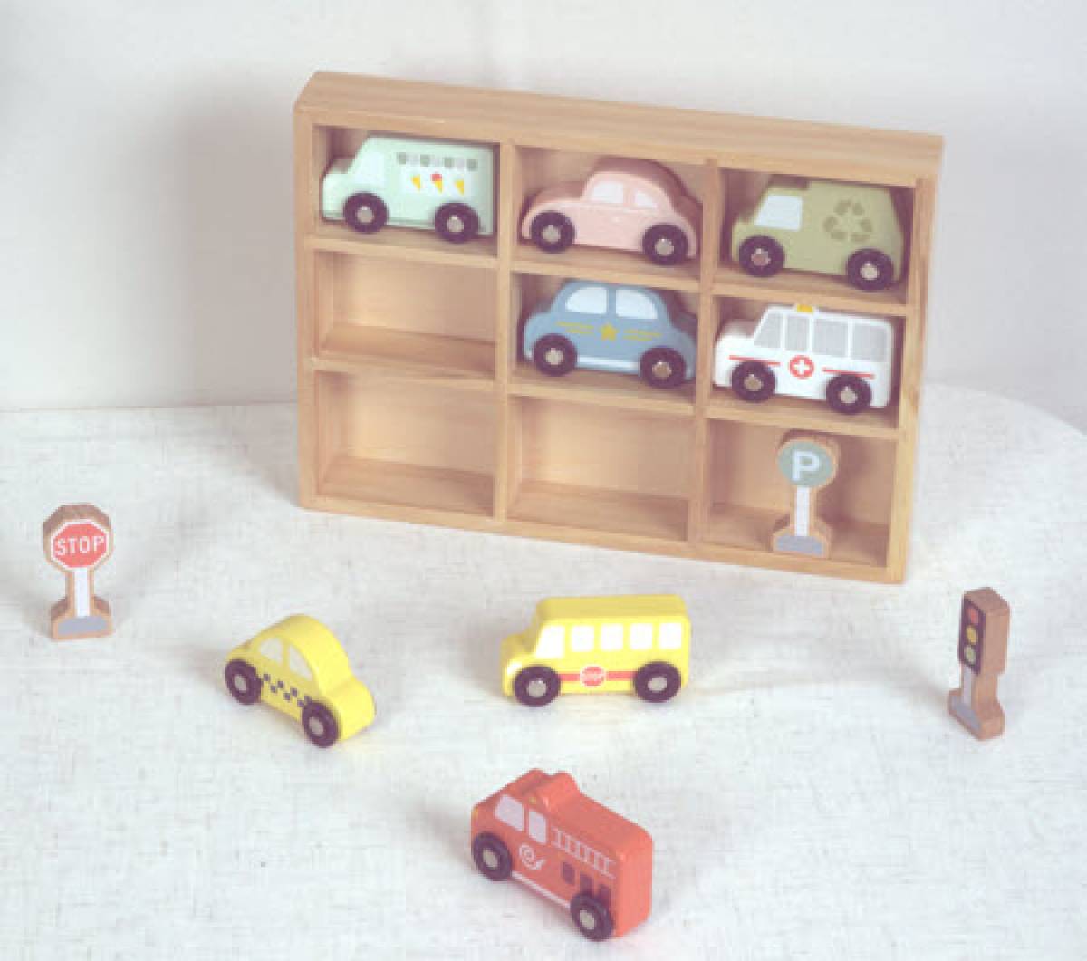 Jucarie Montessori Set Vehicule si Semne Rutiere din Lemn